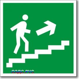 Табличка "Направление к эвакуационному выходу по лестнице вверх"