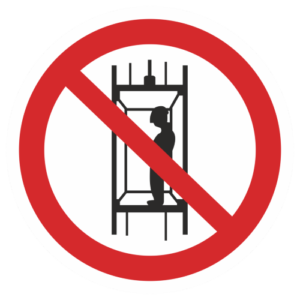 Знак "Запрещается подъем (спуск) людей по шахтному стволу (запрещается транспортировка пассажиров) (P 13)