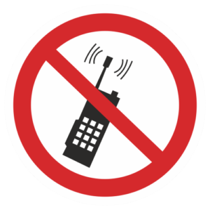Знак "Запрещается пользоваться мобильным (сотовым) телефоном или переносной рацией" (P 18)